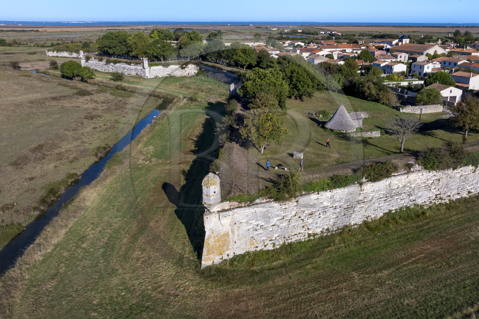 France, Charente-Maritime (17), Saintonge, Marennes-Hiers-Brouage, citadelle de Brouage, labellisé Les Plus Beaux Villages de France, les remparts batis de 1630 à 1640 dessinent un carré de 400m de côté et sont défendus par 7 bastions munis d'échauguettes (vue aérienne)