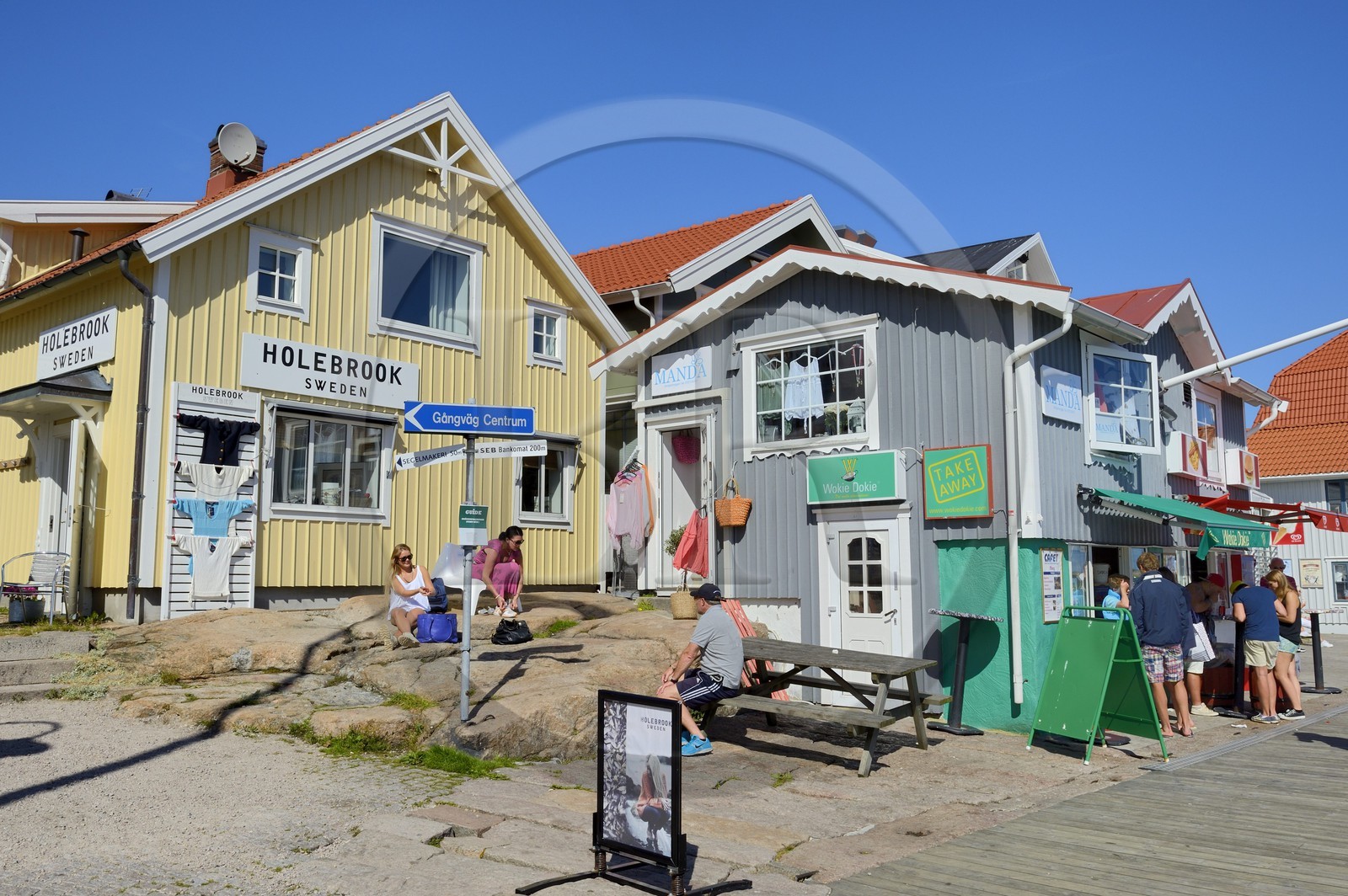 Suède, Västra Götaland, Smögen, magasins en bordure du port