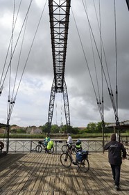 France, Charente-Maritime (17), Rochefort, le pont transbordeur de Rochefort (ou Martrou) construit par Ferdinand Arnodin en 1900, cycliste faisant la véloroute La Flow Vélo à bord de la nacelle en translation au dessus du fleuve Charente