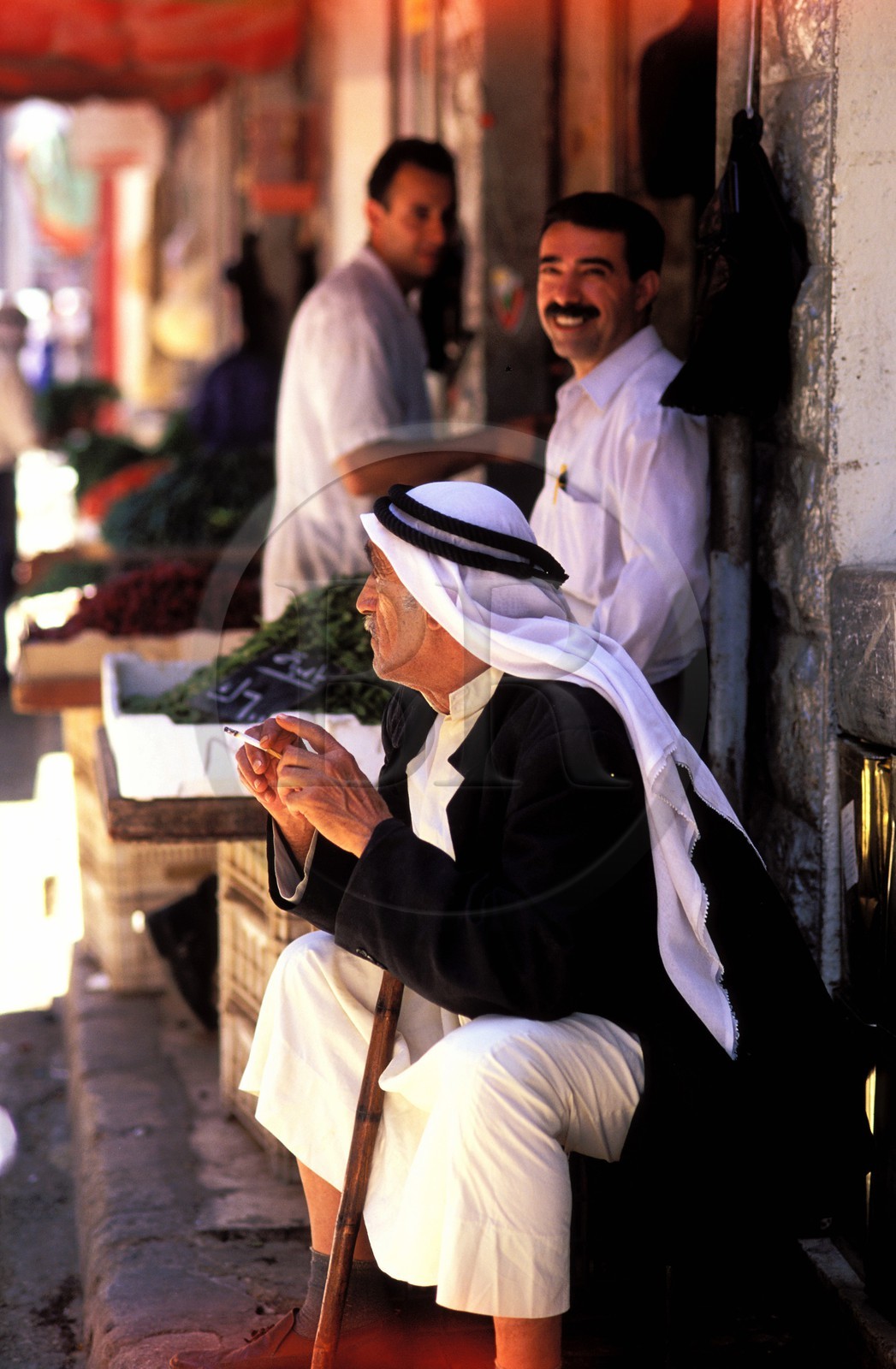 Jordanie, Amman, vieux bédouin observant le spectacle de la rue