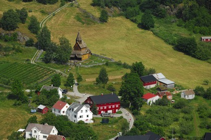 Norvège, Sogn og Fjordane, fjord de Lujster (Lustrafjord), église en bois debout d'Urnes (vue aérienne)