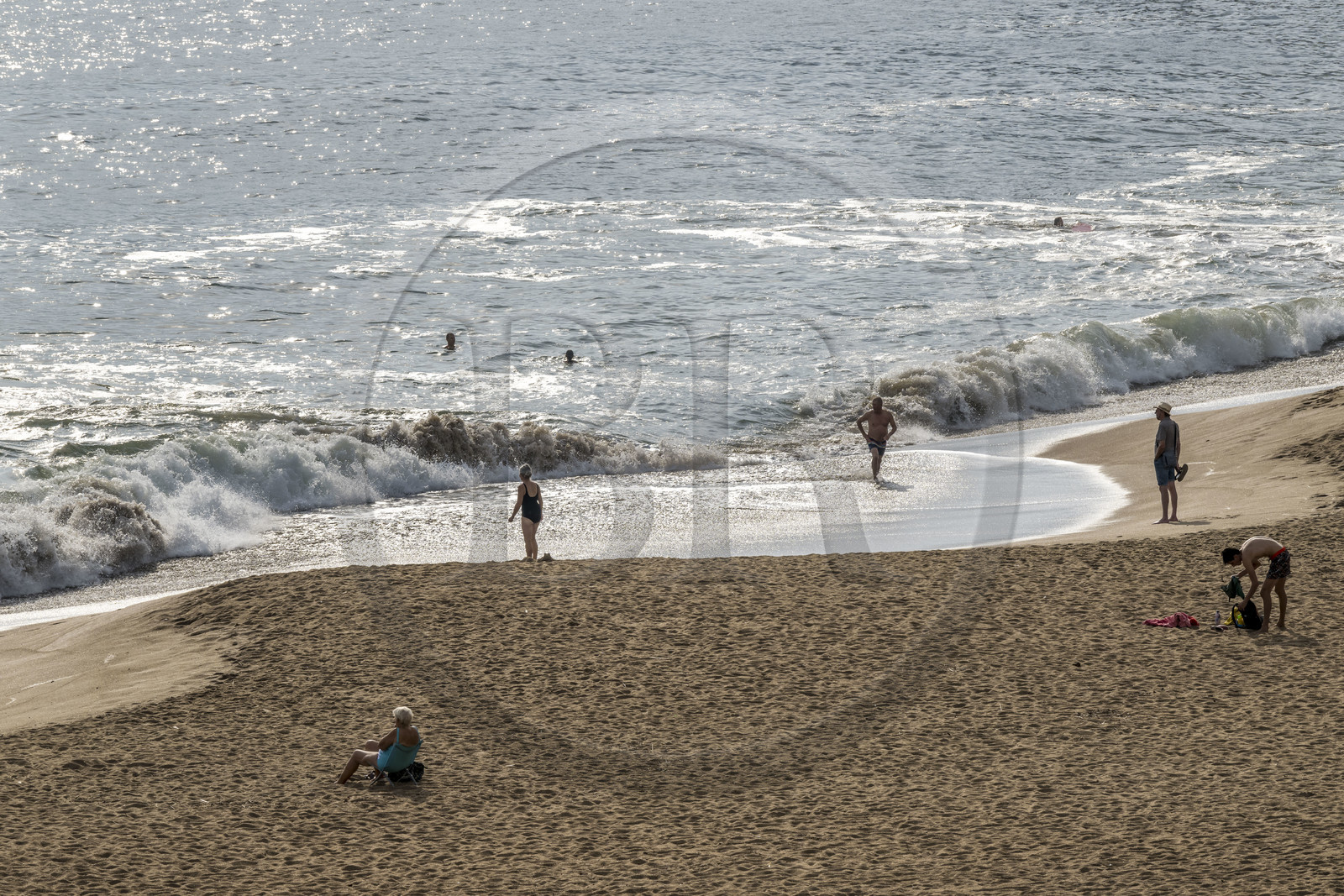 France, Loire-Atlantique (44), Estuaire de la Loire, Saint-Nazaire, baigneurs sur la plage de la Courance à Saint-Marc-sur-Mer
