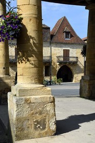 France, Dordogne (24), Périgord Noir, Villefranche-du-Périgord, La halle et ses colonnes toscanes, en arrière plan des maisons sur arcades