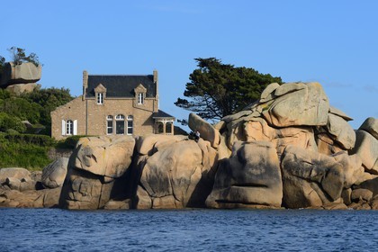 France, Côtes-d'Armor (22), Côte de Granit Rose, Perros-Guirec, maison de Ploumanac'h vers la pointe de Squewel et le phare de Mean Ruz