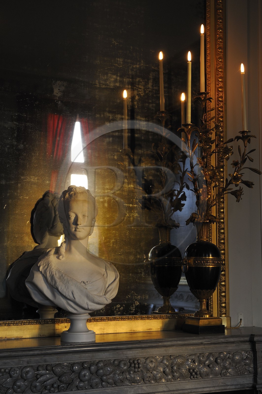 France, Yvelines (78), château de Versailles, classé Patrimoine Mondial de l'UNESCO, le domaine de Marie-Antoinette, le Petit Trianon, grande salle à manger avec un buste de Marie-Antoinette sur la cheminée