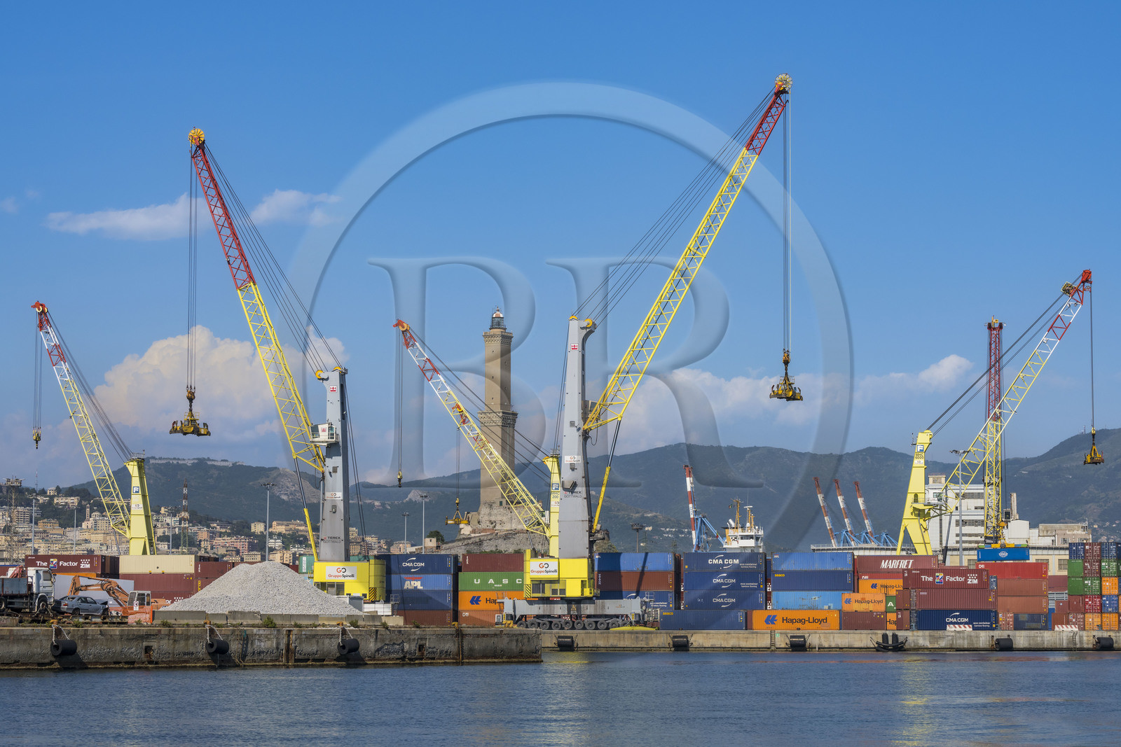 Italie, Ligurie, Gênes, le terminal conteneur du port de commerce et le phare de la Lanterna en arrière plan