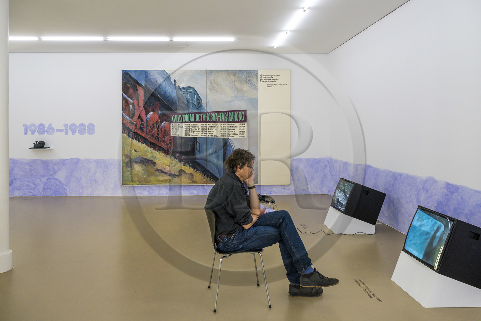 Suisse, Bâle, le Kunstmuseum Basel Gegenwart (musée d'Art contemporain), exposition Heute Nacht getraumt (rêvé cette nuit) proposée par l'artiste Ruth Buchanan, en arrière plan Prochaine Halt Tarakanowo (1979-1983) de Ilya Kabakov