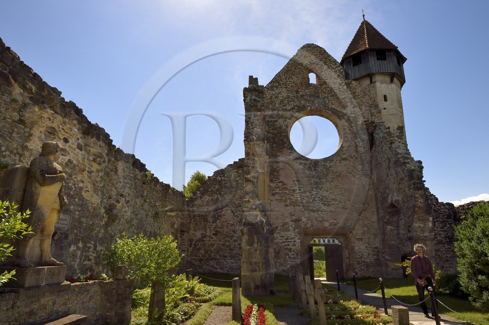 Roumanie, Transylvanie, région de Sibiu et Fagaras, Carta, ancien monastère cistercien de Carta (1205 à 1474), les ruines de l'église abbatiale avait été reconvertie en église fortifiée luthérienne par la communauté de saxons, statue de Roland qui veille sur le cimetière de soldats morts à la première guerre mondiale