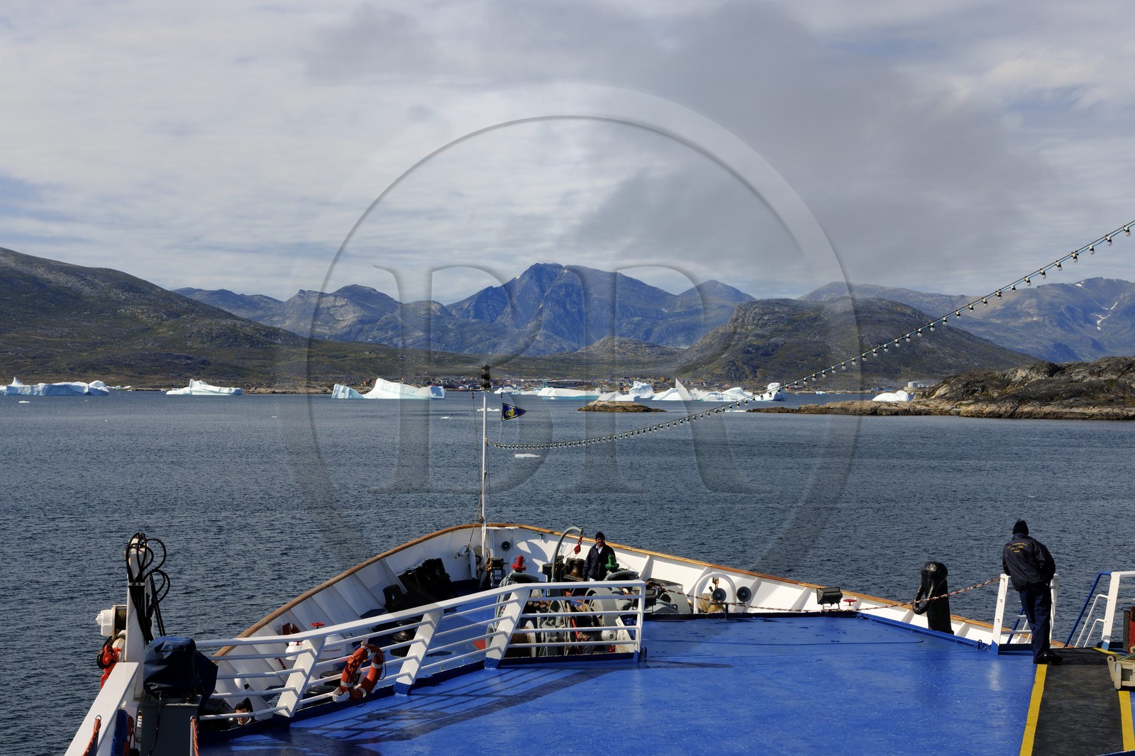 Groenland, fjord de Nanortalik, le bateau de croisière le Princess Danané progressant entre les icebergs