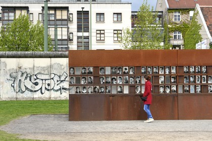 Allemagne, Berlin, Bernauer Strasse, Mémorial du Mur de Berlin (Gedenkstätte Berliner Mauer), das Fenster des Gedenkens (la fenêtre du Souvenir) où les victimes du Mur sont honorées avec leur nom et une photo-portrait