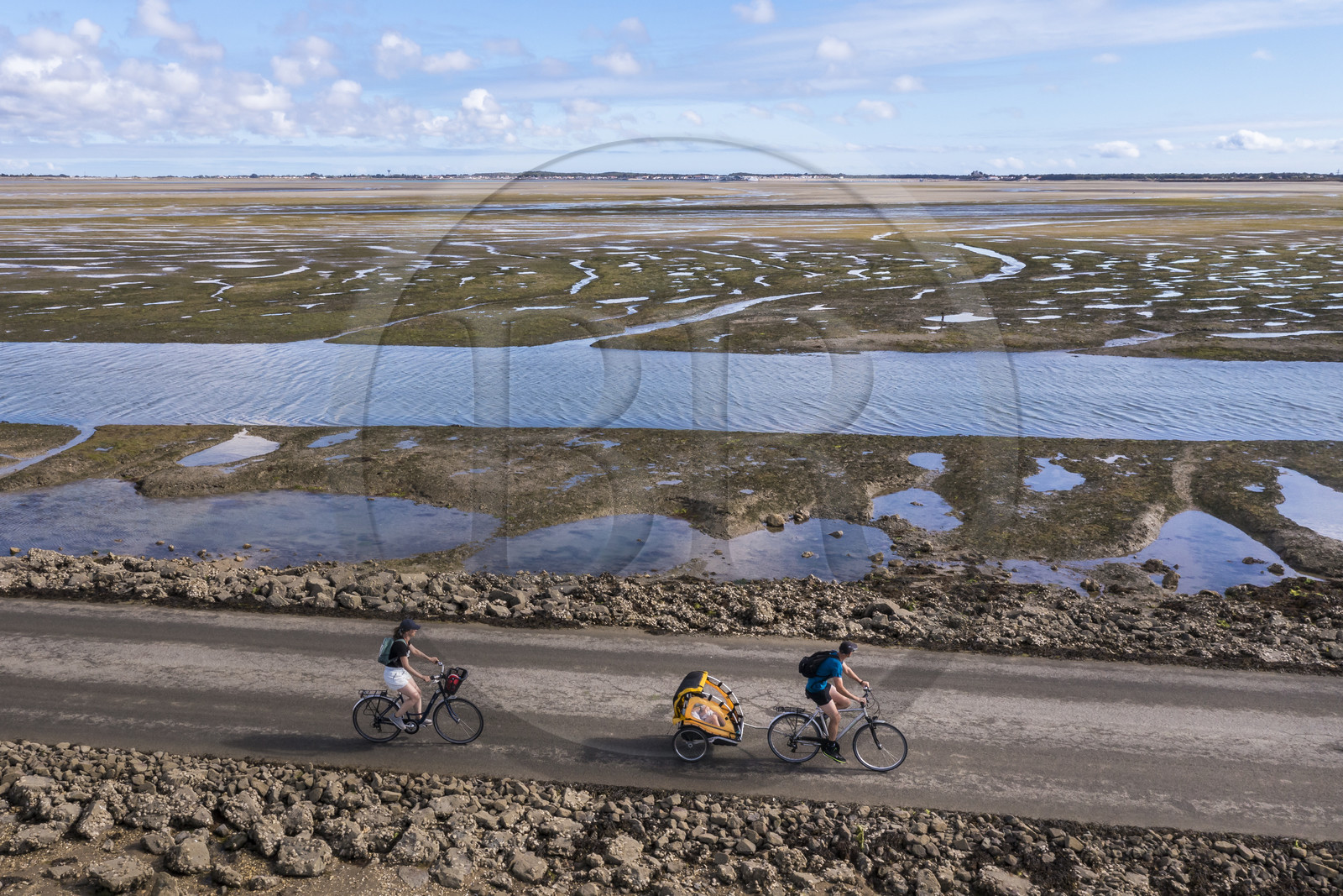 France, Vendée (85), île de Noirmoutier, Barbatre, cyclistes sur le passage du Gois, chaussée submersible qui relie l'île au continent à marrée basse (vue aérienne)