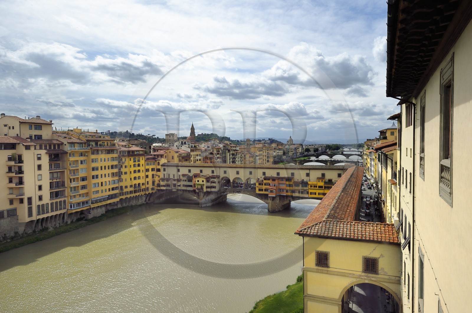 Italy, Tuscany, Florence, listed as World Heritage by UNESCO, the Ponte Vecchio on the Arno River seen from the Galleria degli Uffizi (Uffizi Gallery), the Vasari Corridor, protected passage covered by the Medici between Palazzo Vecchio and Palazzo Pitti,  when crossing the Arno on the Ponte Vecchio