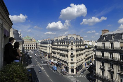 France, Paris (75), avenue de l'Opéra, couple d'amoureux sur le balcon d'une suite de l'hôtel Edouard 7 avec l'Opéra Garnier (1875) en arrière-plan