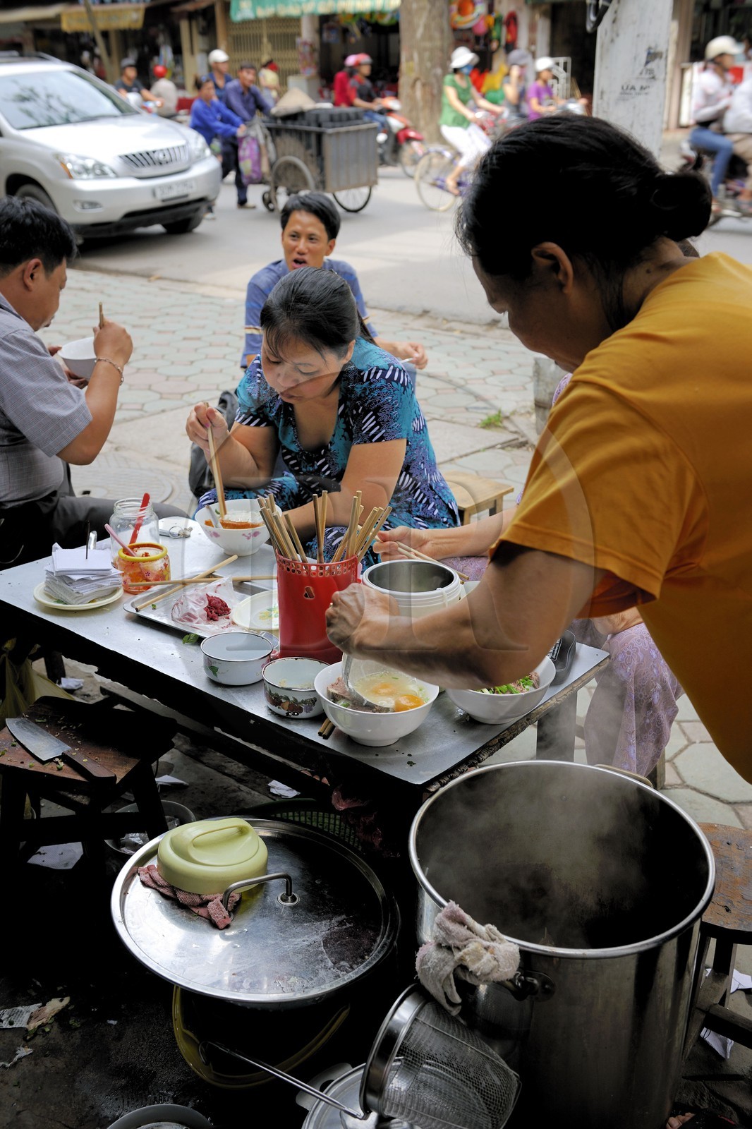 Vietnam, Hanoï, vendeuse de soupe Pho, plat national vietnamien