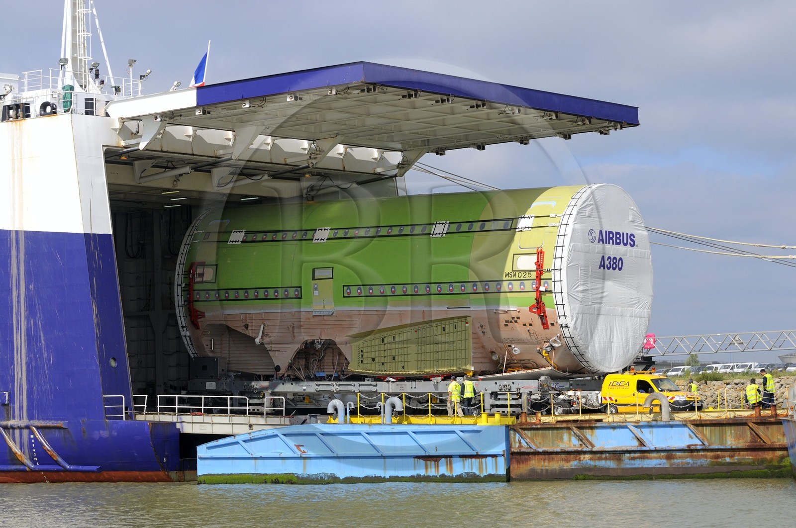 France, Loire-Atlantique (44), port autonome de Nantes Saint-Nazaire, terminal roulier de Gron - Montoir de Bretagne, embarquement d'une pièce de l'airbus A380
