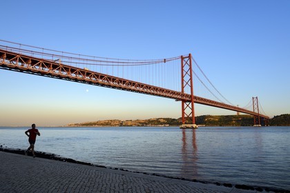 Portugal, Lisbonne, le pont du 25 de Abril sur le Tage et le  le Cristo Rei (Christ Roi)