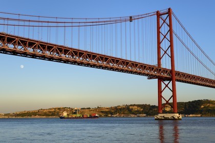Portugal, Lisbonne, le pont du 25 de Abril sur le Tage