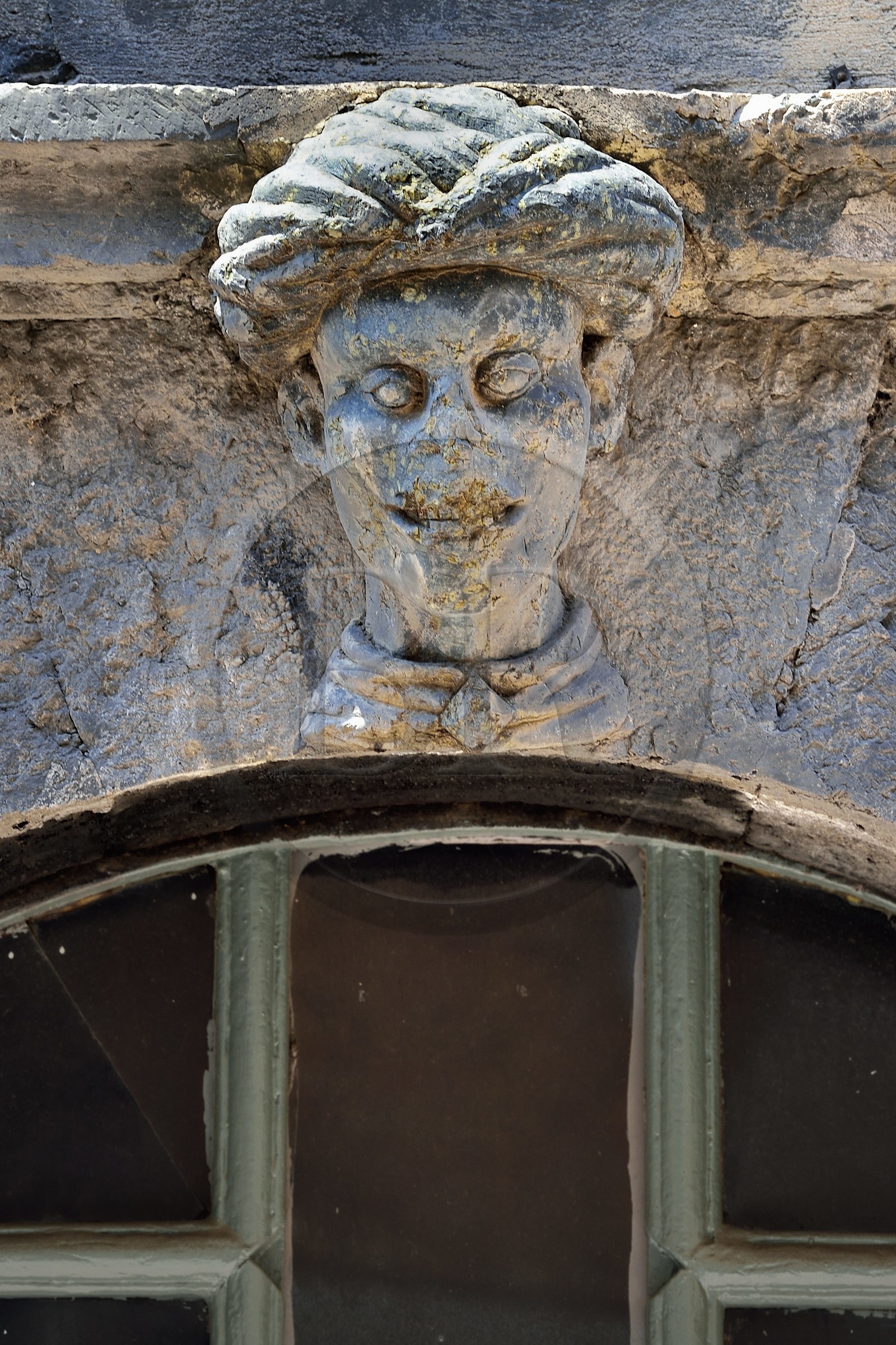 France, Var (83), Saint-Tropez, le porche de la maison dite du Maure rue du général Allard en pierre serpentine