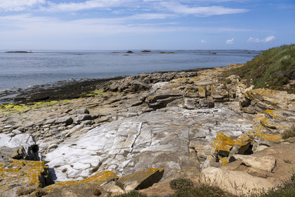 France, Finistère (29), Mer d'Iroise, Ile de Molène, Christine Demeure qui gère la seule épicerie de l'ile lors de sa promenade quotidienne sur la côte sauvage à l'Ouest, grève des Pierres Plates qui a servi de carrière