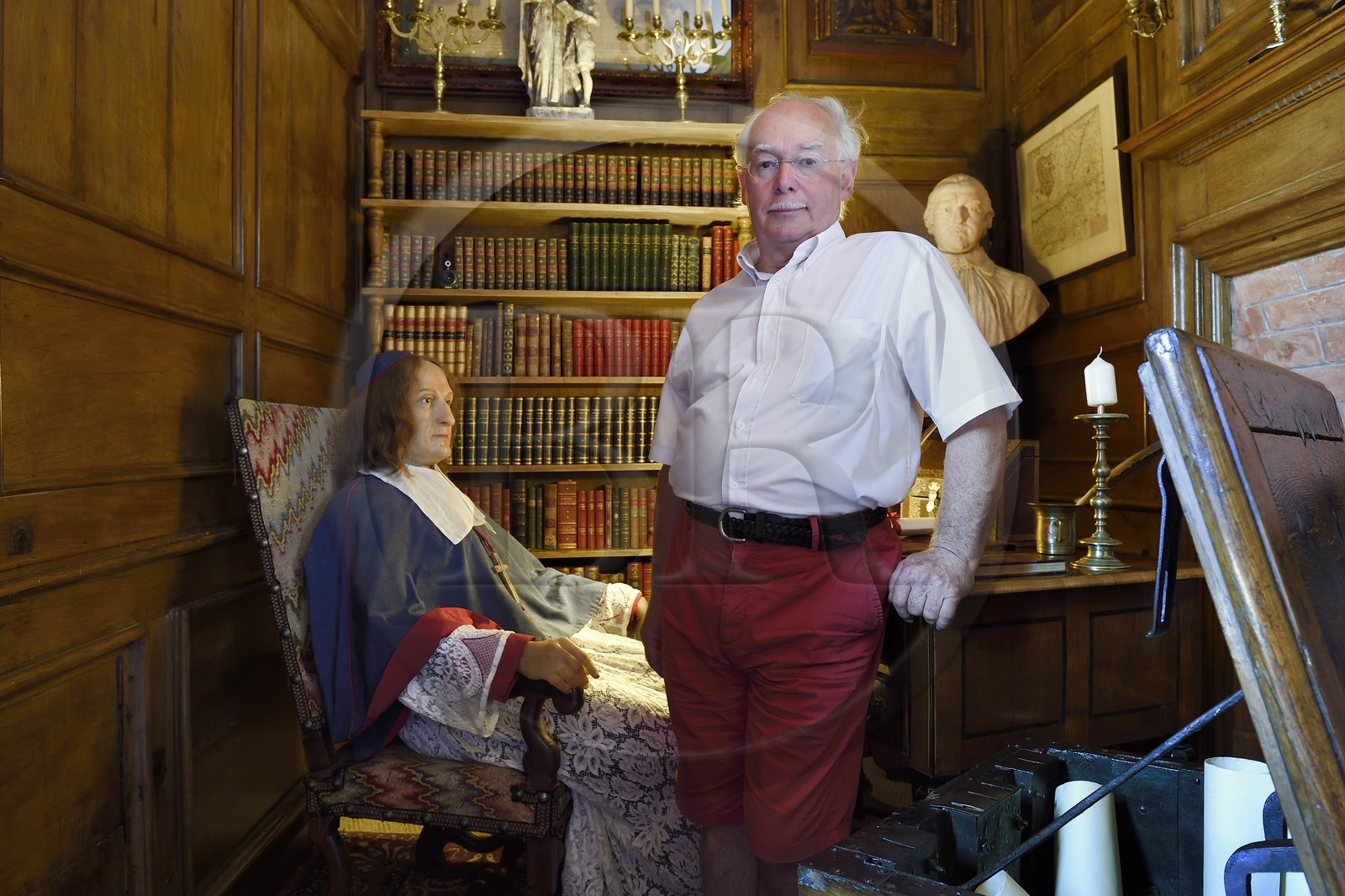 France, Dordogne (24), Périgord Noir, vallée de la Dordogne, Sainte-Mondane, le chateau de Fénelon, mannequin en cire représentant Fénelon assis à son bureau et  Jean Luc Delautre propriétaire du chateau