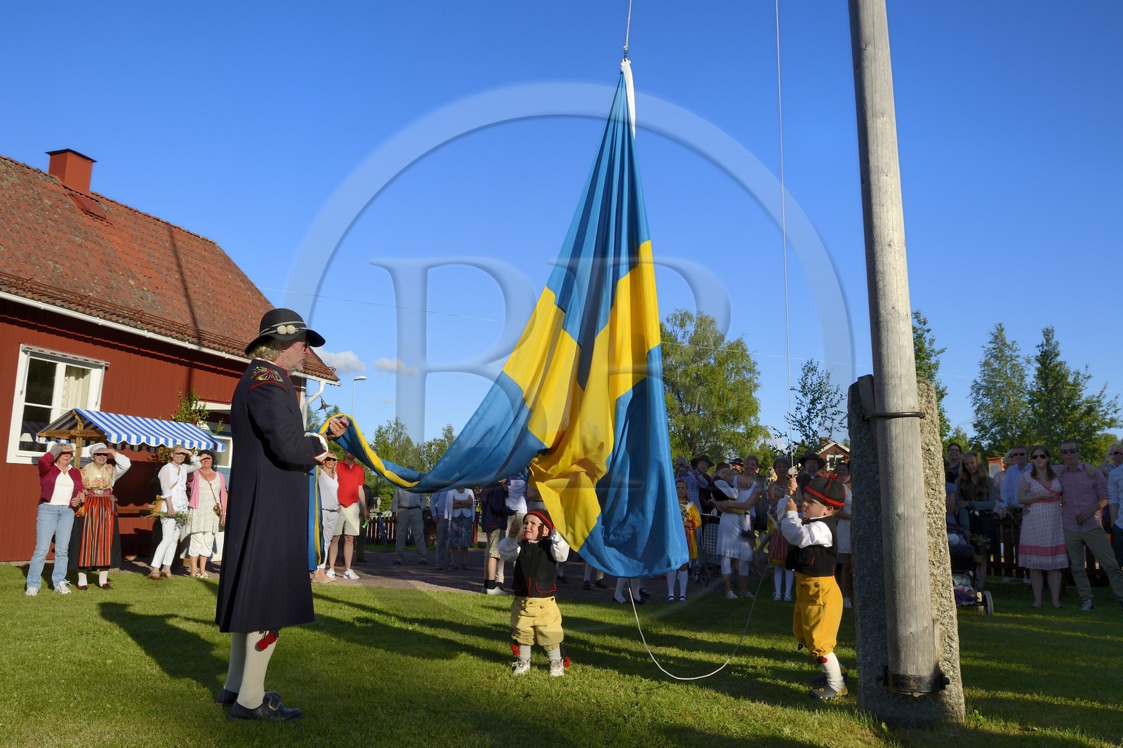 Suède, comté de Dalécarlie, région de Leksand, célébrations du solstice d'été dans le petit hameau de Hjulbäck, lever du drapeau suédois