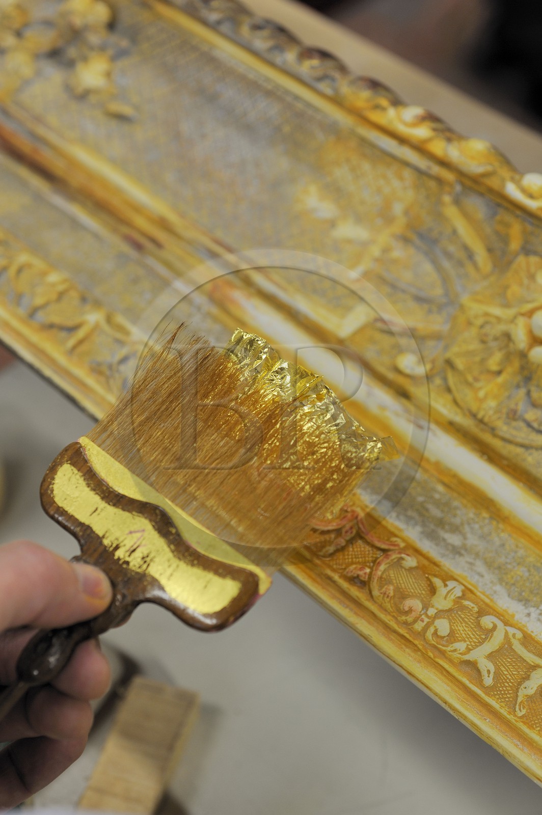 France, Yvelines (78), château de Versailles, ateliers de restauration du château, atelier de dorures, Laurent Hissier travaillant sur un cadre de tableau