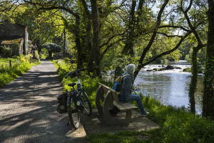 France, Vendée (85), Mortagne-sur-Sèvre, randonnée cycliste dans la vallée de la Sèvre Nantaise passant devant l'ancien moulin de la Garde