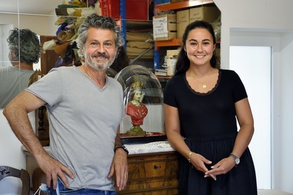 France, Var (83), Saint-Tropez, fabrication des Sandales Tropéziennes (les sandales Rondini), Alain Rondini et sa fille Clara