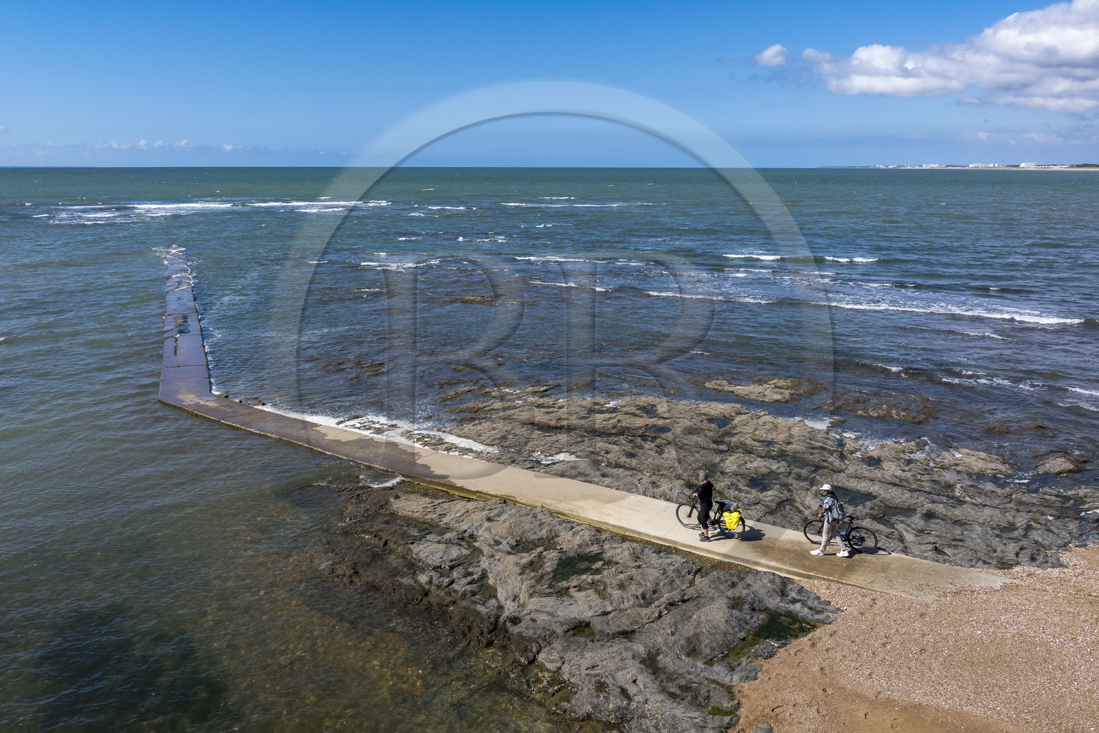 France, Vendée (85), Saint-Hilaire-de-Riez, cyclistes sur une jetée à Sion-sur-Mer située sur la Cote de Lumière (vue aérienne)