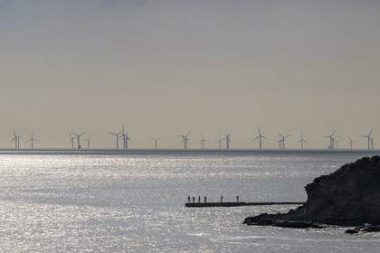 France, Loire-Atlantique (44), Estuaire de la Loire, Saint-Nazaire, le parc éolien en mer de Saint-Nazaire vu depuis la Pointe de l'Eve