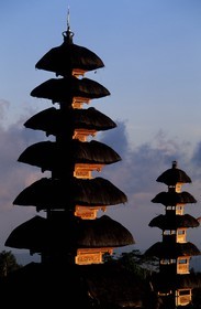 Indonésie, île de Bali, Pura (temple) Besakih, méru à toits multiples du Pura Penataran Agung se dressant vers le ciel