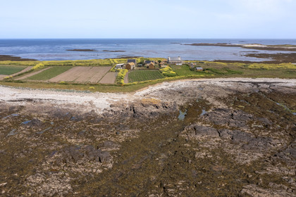 France, Finistère (29), Mer d'Iroise, archipel de Molène, Ile de Quéménès, ferme de Quéménès bio et autonome en énergie (vue aérienne)