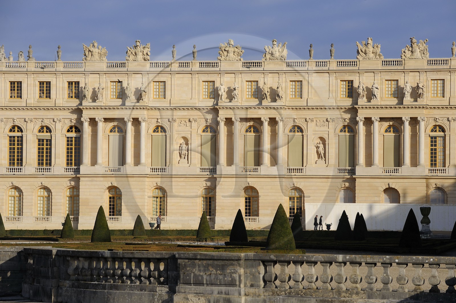 France, Yvelines (78), château de Versailles, classé Patrimoine Mondial de l'UNESCO, la façade des appartements de la Reine