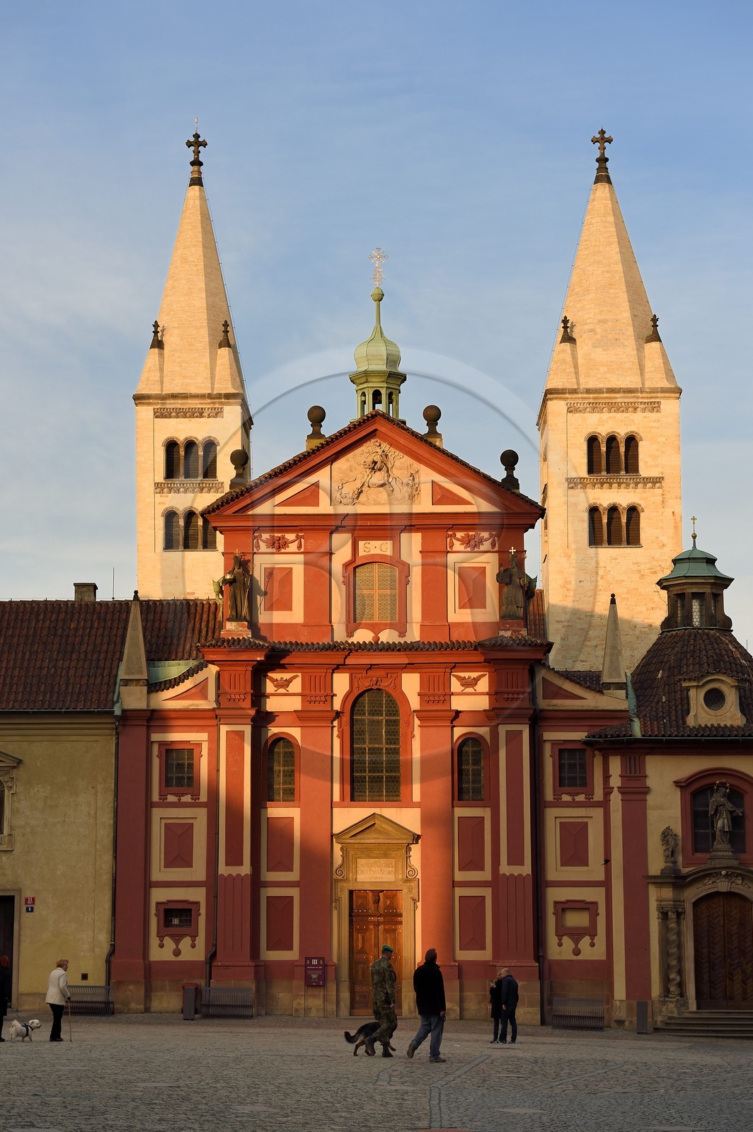 République Tchèque, Prague, Hradcany (quartier du chateau), les tours romanes et la facade baroque de la basilique Saint-Georges
