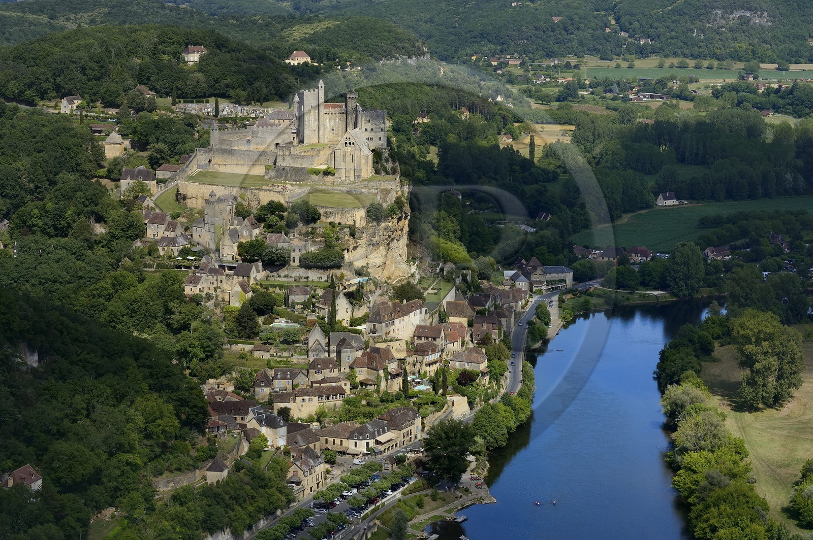 France, Dordogne (24), Périgord Noir, vallée de la Dordogne, Beynac-et-Cazenac, labellisé Les Plus Beaux Villages de France, château sur un éperon rocheux au dessus de la rivière Dordogne (vue aérienne)