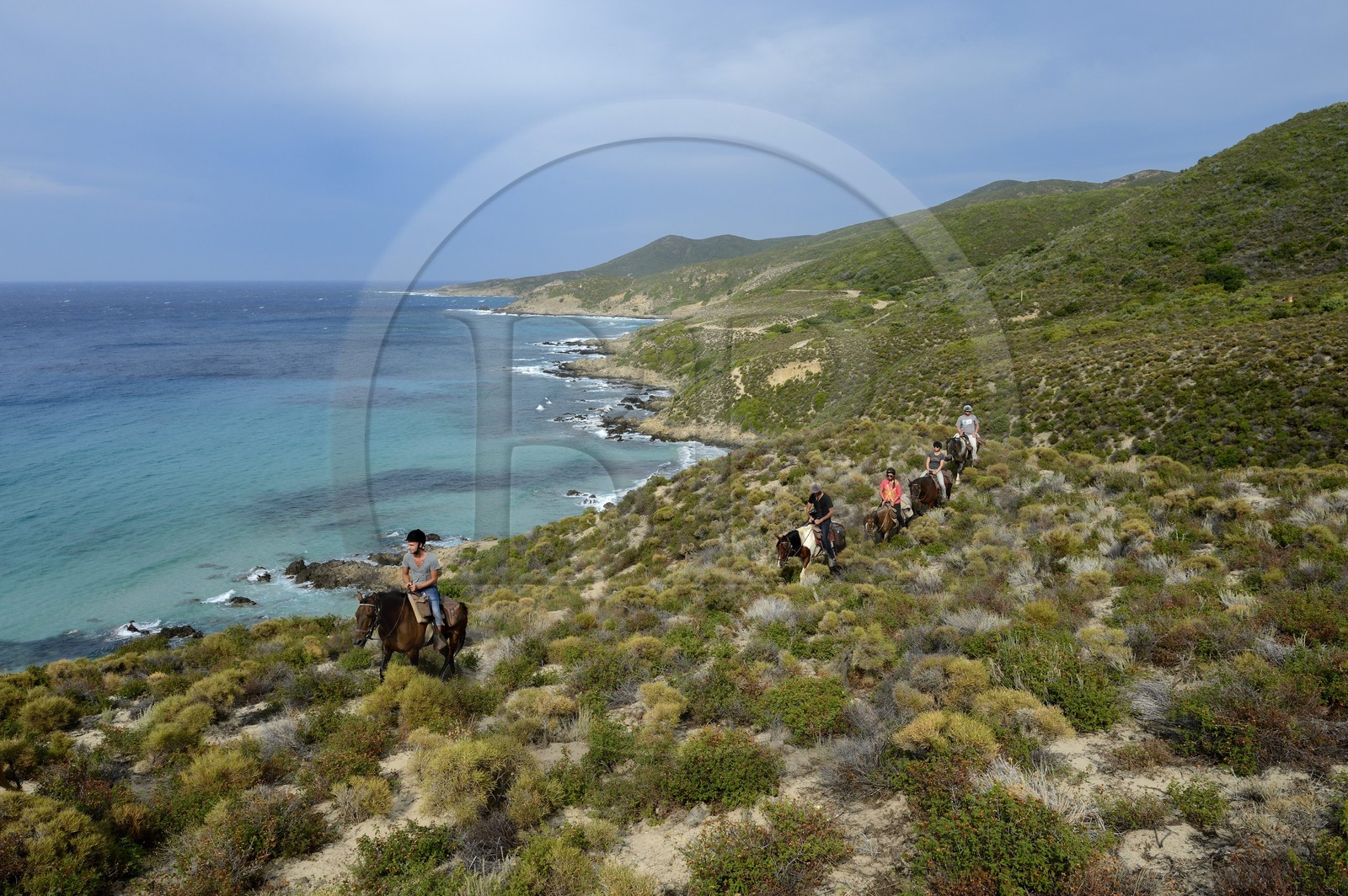 France, Haute-Corse (2B), Nebbio, Punta di l’Acciolu (Acciola), cavaliers en randonnée dans le désert des Agriates