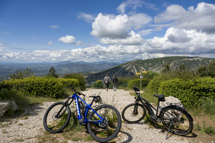 France, Vaucluse (84), Parc Naturel Régional du Mont Ventoux, Beaumont-du-Ventoux, route D974 sur le versant Nord du Mont Ventoux, stop au belvédère pour les cyclistes