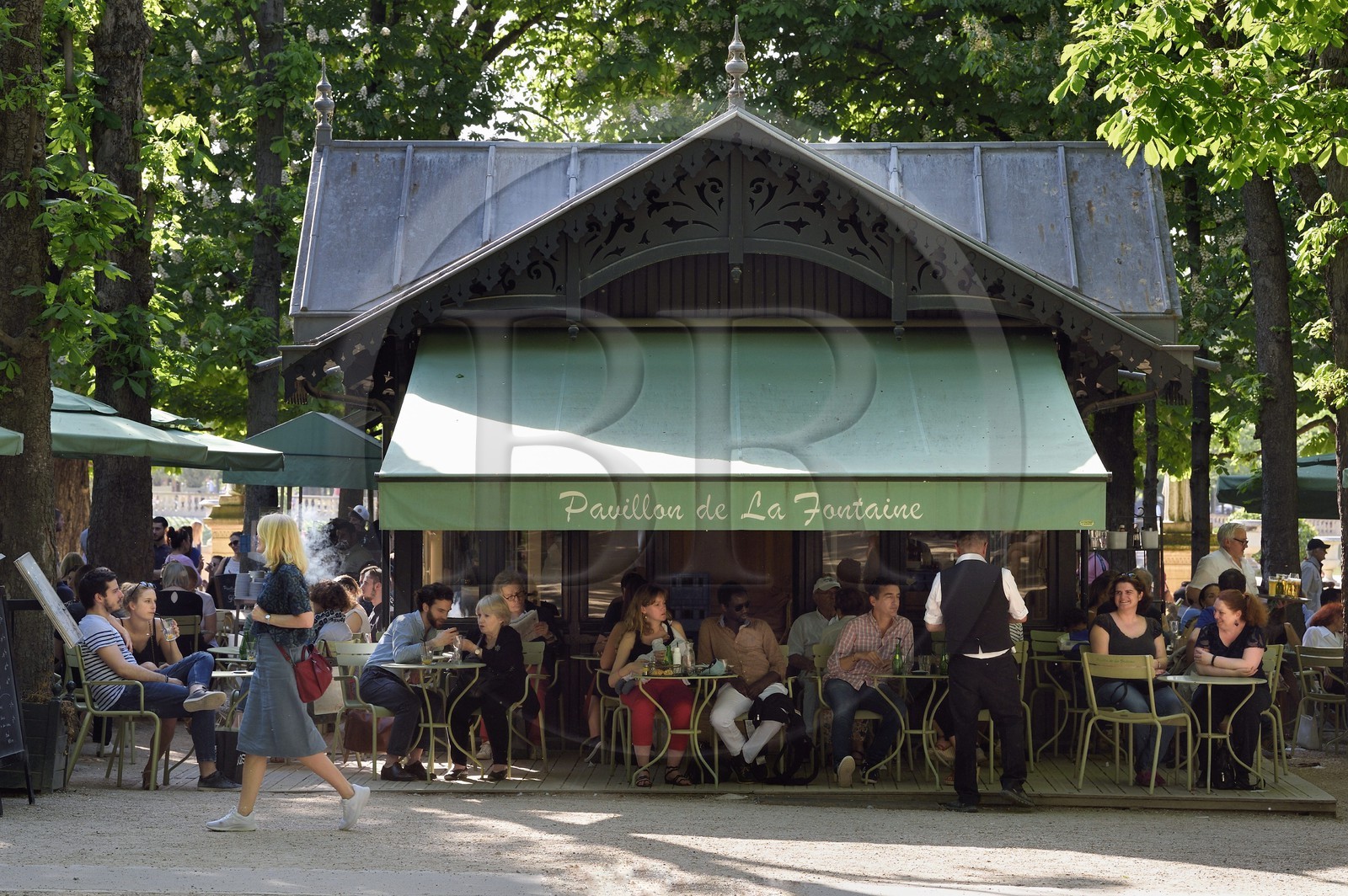 France, Paris (75), les jardin du Luxembourg, terrasse du café Pavillon de la Fontaine dans le parc