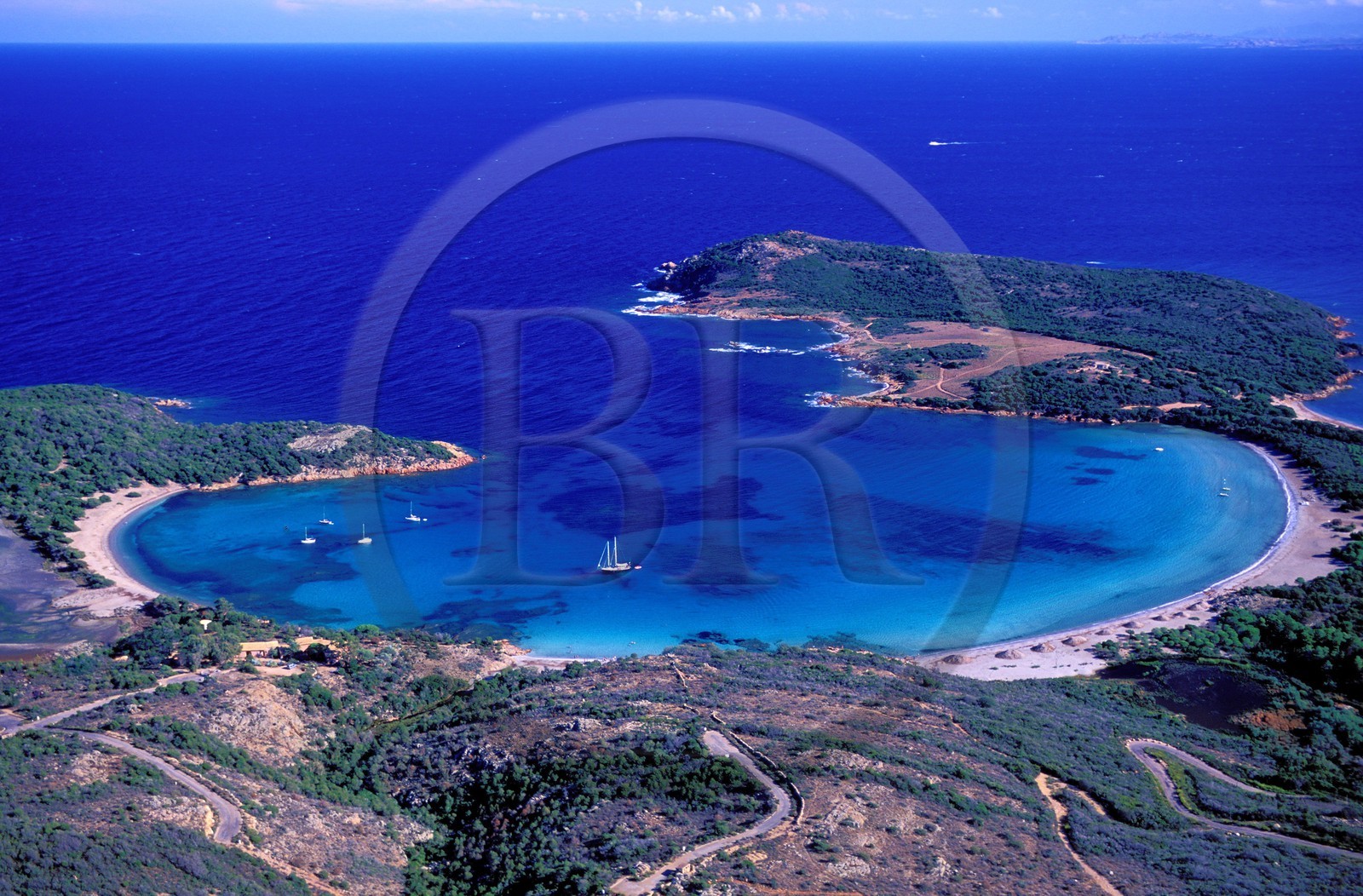 France, Corse-du-Sud (2A), la baie de Rondinara ourlée de sable blanc (vue aérienne)