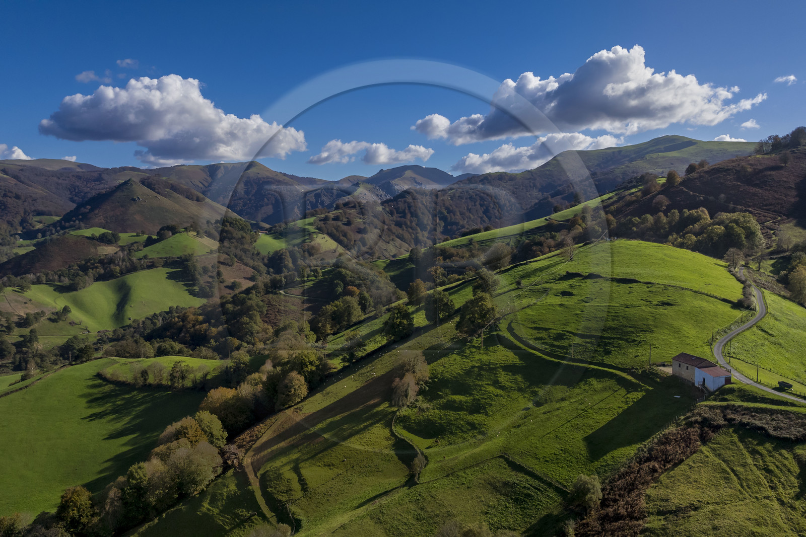 France, Pyrénées-Atlantiques (64), Pays-Basque, la vallée des Aldudes à Urepel, le Kintoa (le pays Quint) au sud de la vallée à cheval de la frontière espagnole (vue aérienne)