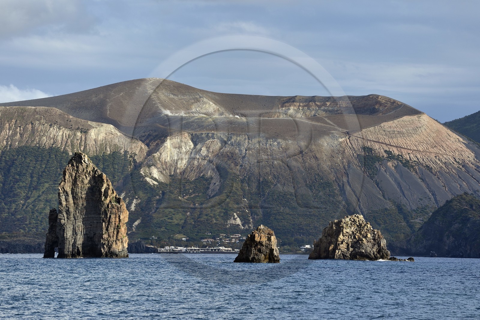 Italie, Sicile, iles Eoliennes, classées Patrimoine Mondial de l'UNESCO, Ile de Lipari, les falaises de la côte Sud de l'île, Faraglioni de Lipari, roches de magma solidifié provenant d'un bouchon volcanique appelées Pietra Lunga (Pierre Longue) à gauche et Pietra Menalda (Pierre Menalda) à droite