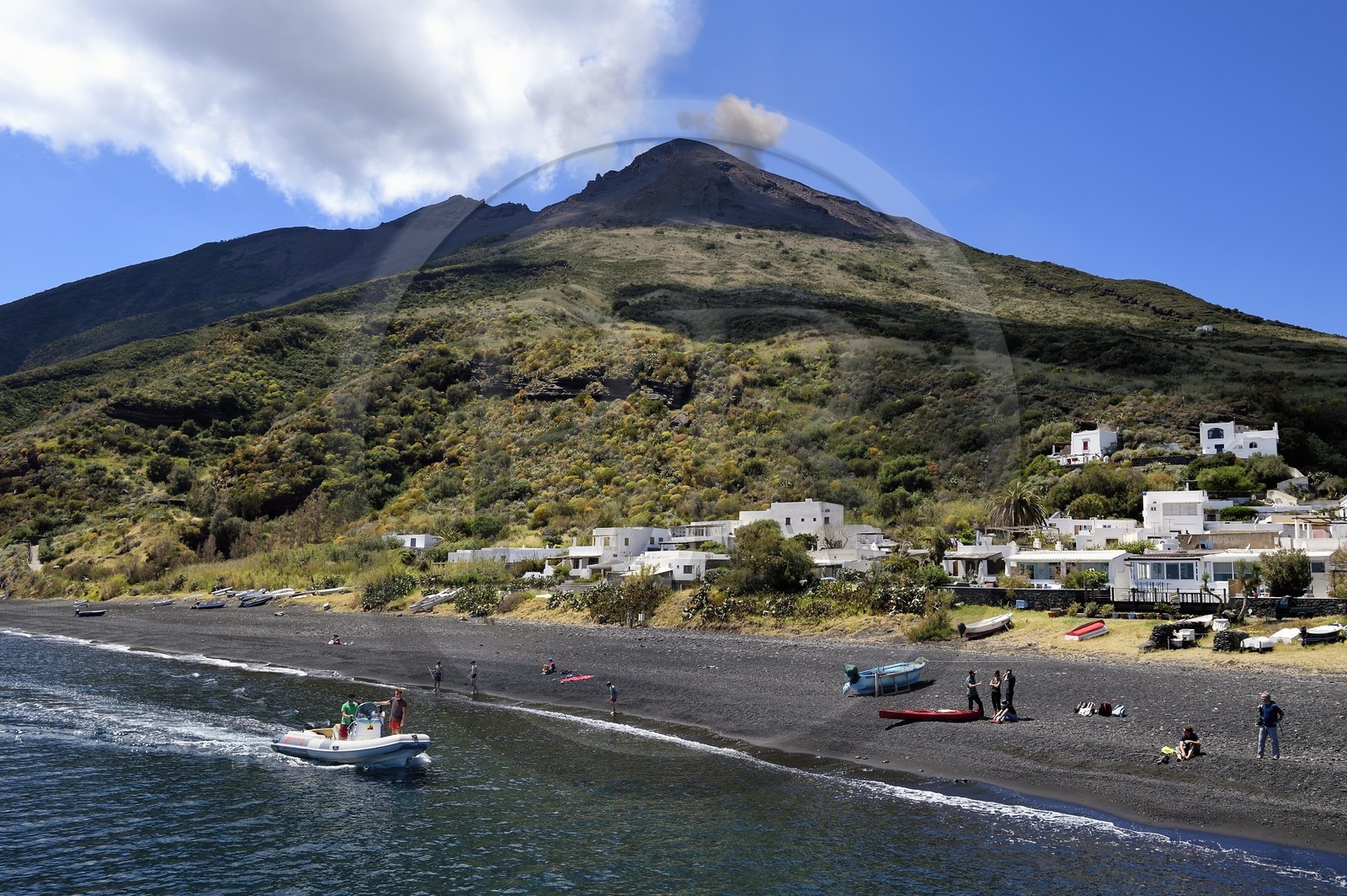Italie, Sicile, iles Eoliennes, classées Patrimoine Mondial de l'UNESCO, ile de Stromboli, une des multiples et régiulières éruptions du volcan Stromboli qui culmine à 924m, la plage de Scari au premier plan