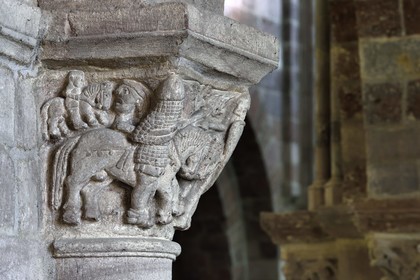 France, Haute-Loire (43), Brioude, la Basilique Saint-Julien de Brioude de style roman auvergnat, chapiteaux sculptés ornés de motifs, combat entre un chevalier chrétien et un chevalier sarrasin qui pourrait faire référence aux Croisades