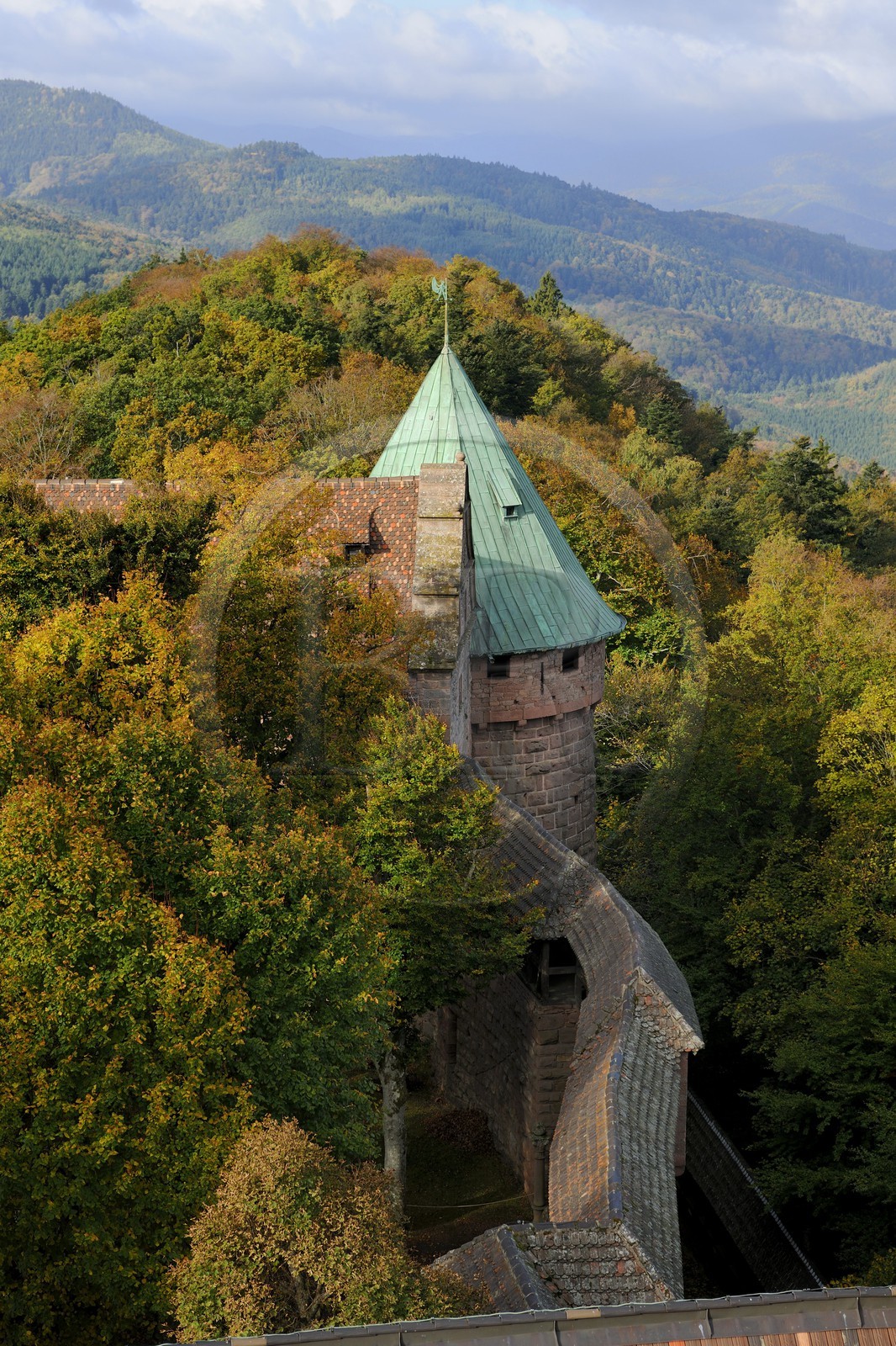 France, Bas-Rhin (67), le château du Haut-Koenigsbourg, le Grand Bastion surplombant la forêt alentours, tour ouest  et le jardin supérieur