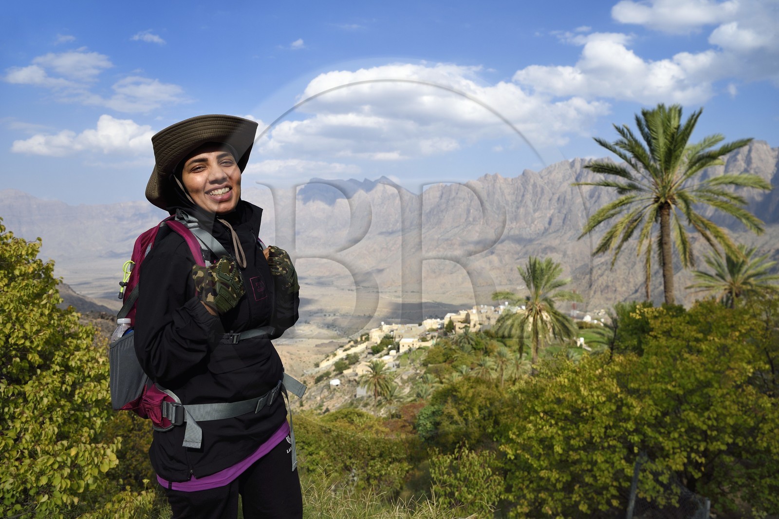 Sultanat d'Oman, Gouvernorat d'Al-Batina du Sud, Hajar occidental, Wadi Mistall, la randonneuse Badour Al Salhi dans les cultures en terrasse surplombant le village de Wakan (Wukan)