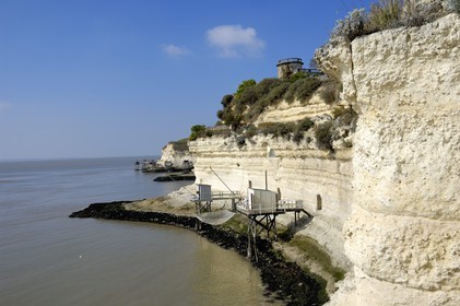 France, Charente-Maritime (17), Meschers-sur-Gironde, carrelets des grottes du Regulus