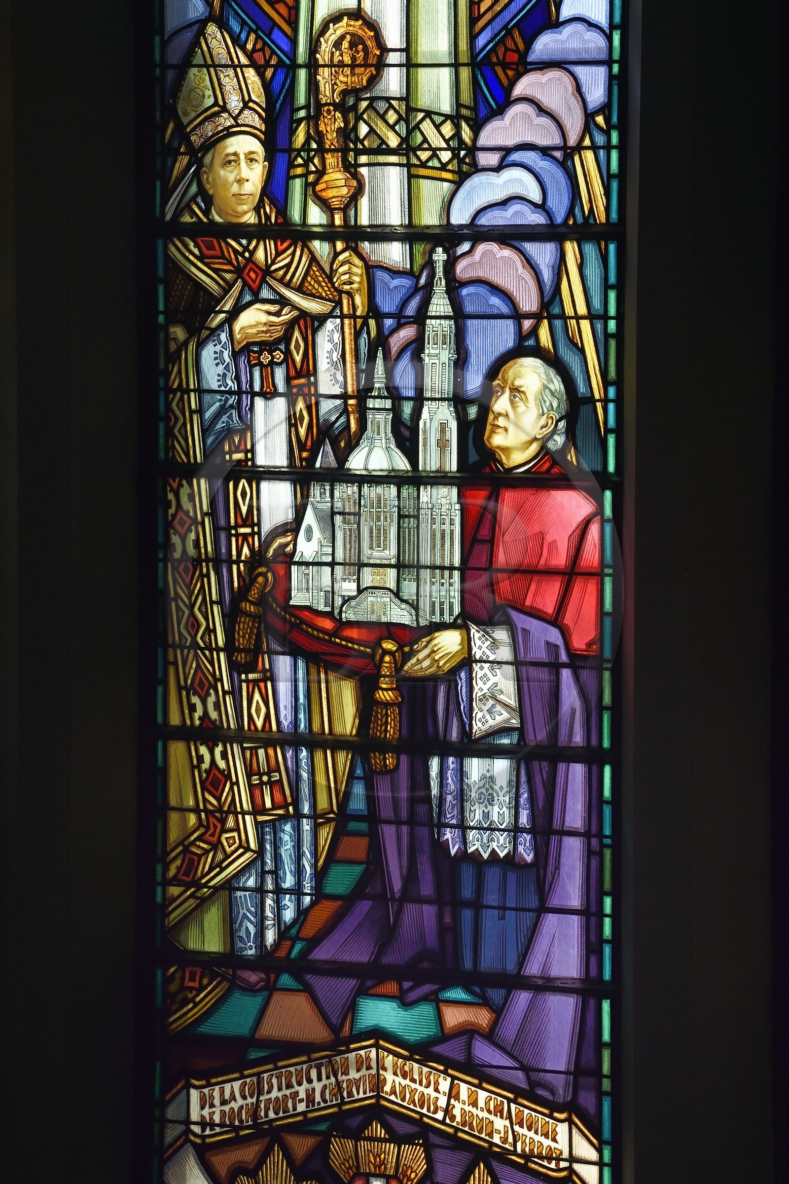 France, Allier (03), Vichy, église Notre-Dame-des-Malades et église Saint-Blaise, vitraux réalisés par les frères Mauméjean en 1933, détail du Couronnement de la Vierge montrant l'offrande de l'église à l'évèque