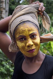 France, Ile de Mayotte, Grande-Terre, Ouangani, femme mahorais portant un masque de beauté au bois de santal (le m'sindzano)