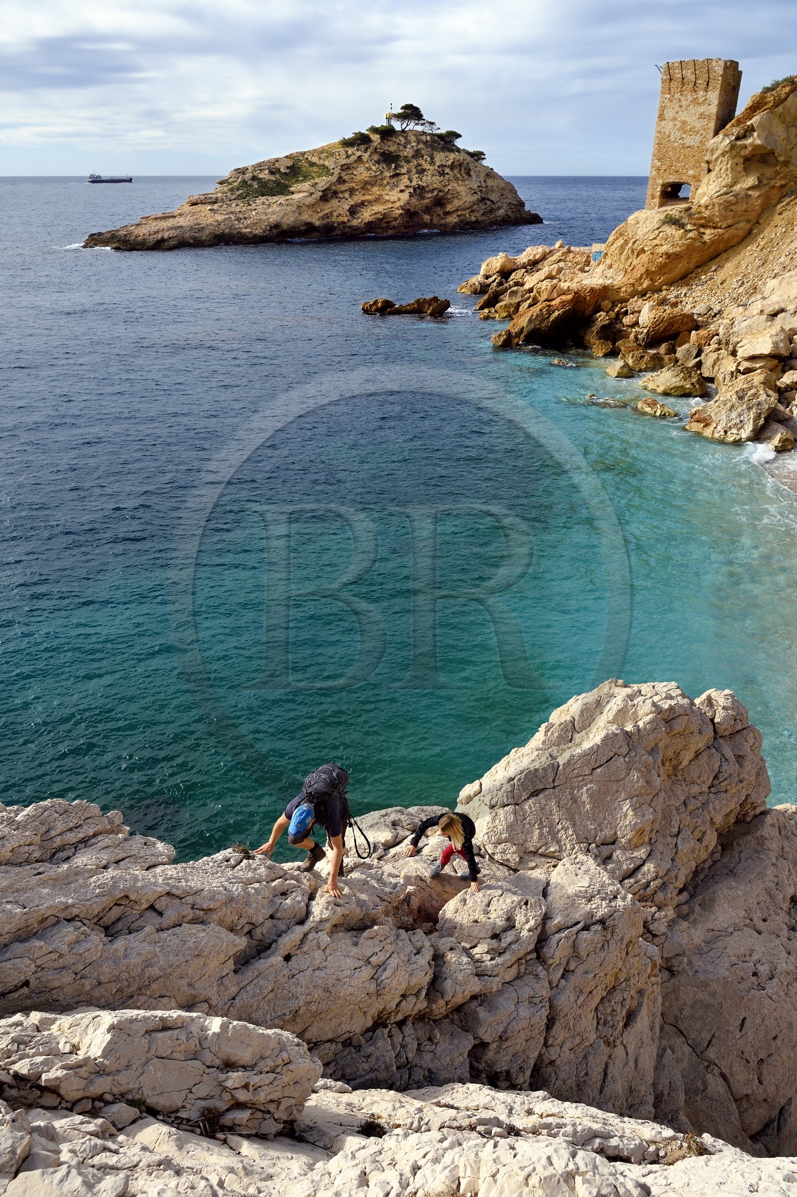 France, Bouches-du-Rhône (13), Ensuès-la-Redonne vers Marseille, la Cote Bleue, randonnée de Niolon au Cap Méjean le long du Sentier des Douaniers, la petite plage et l'ile de la calanque de l'Erevine