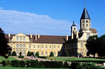 France, Saône-et-Loire (71), Mâconnais, ancienne abbaye de Cluny, clocher de l'eau bénite et bâtiments abbatiaux et école des Arts et Métiers
